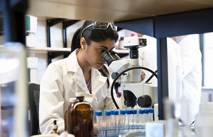 DMLT (Diploma in Medical Lab Technology) Duration: 2 Years | Eligibility: 12th (Science)
